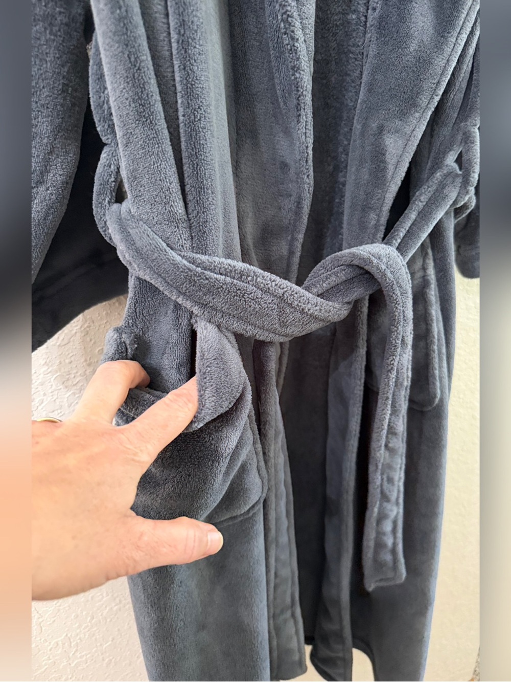 Pottery Barn Plush Throw Blanket in Charcoal Gray Size Medium - Picture 3 of 12